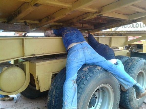 В Оренбуржье на водителя КамАЗа упал кузов при ремонте